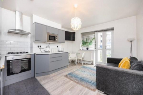 Modernised 3 bed pad near trendy Shoreditch ground floor with balcony